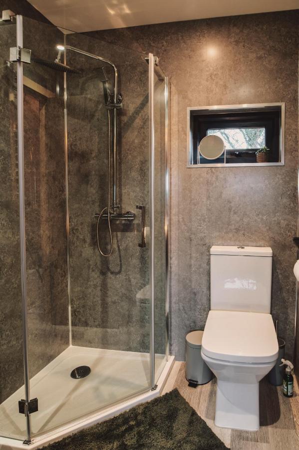 Luxury Glamping Cabin With Outdoor Bath On Cornish Flower Farm Truro Buitenkant foto